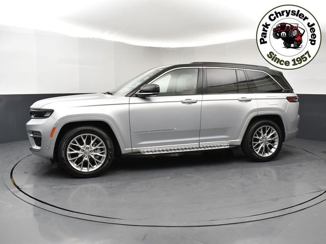 Used 2024 Silver Jeep Summit image 3