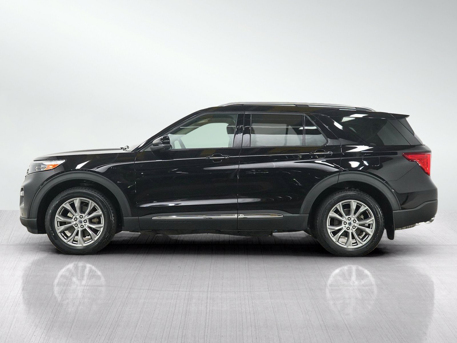 Used 2022  Ford Limited image 2