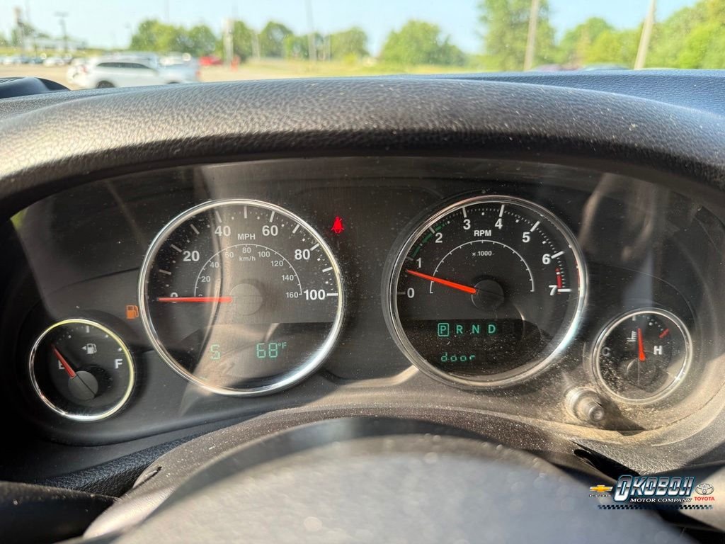 Used 2015 White Jeep Unlimited Sahara image 10