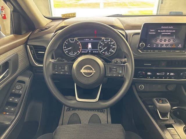 Used 2023 Blk/black Nissan SV image 3