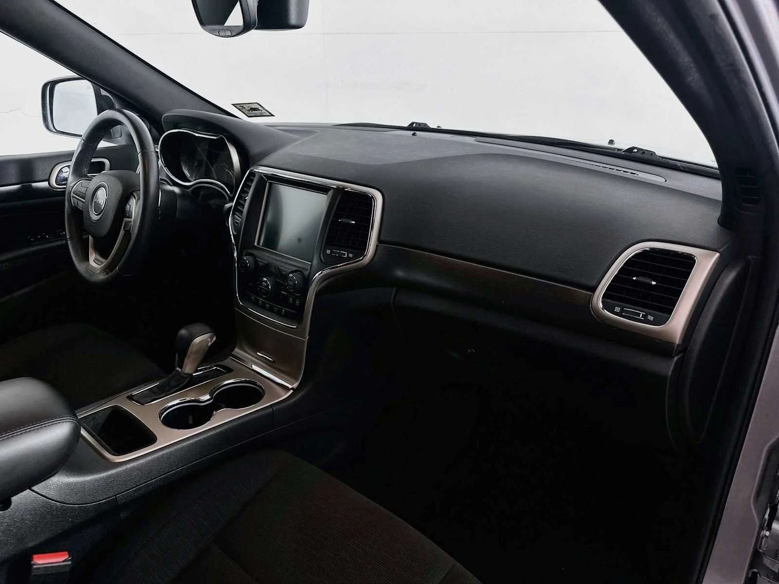 Used 2017 Billet Silver Metallic Clearcoat Jeep Laredo image 26