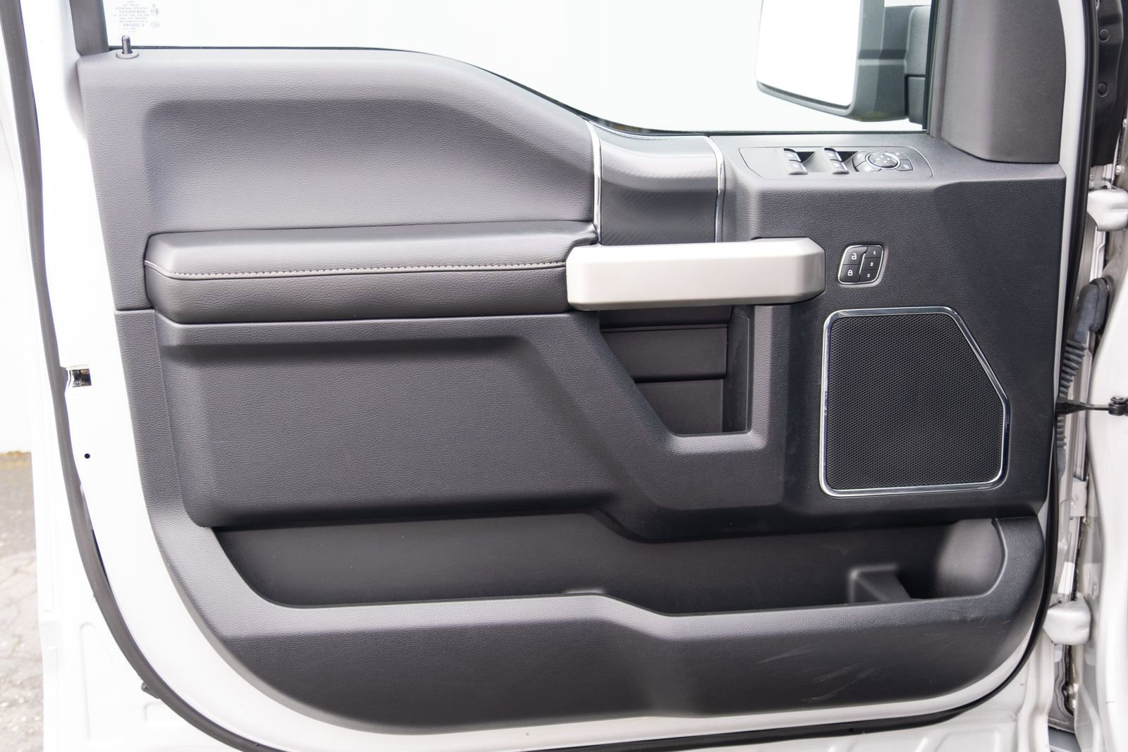 Used 2018  Ford Lariat image 9