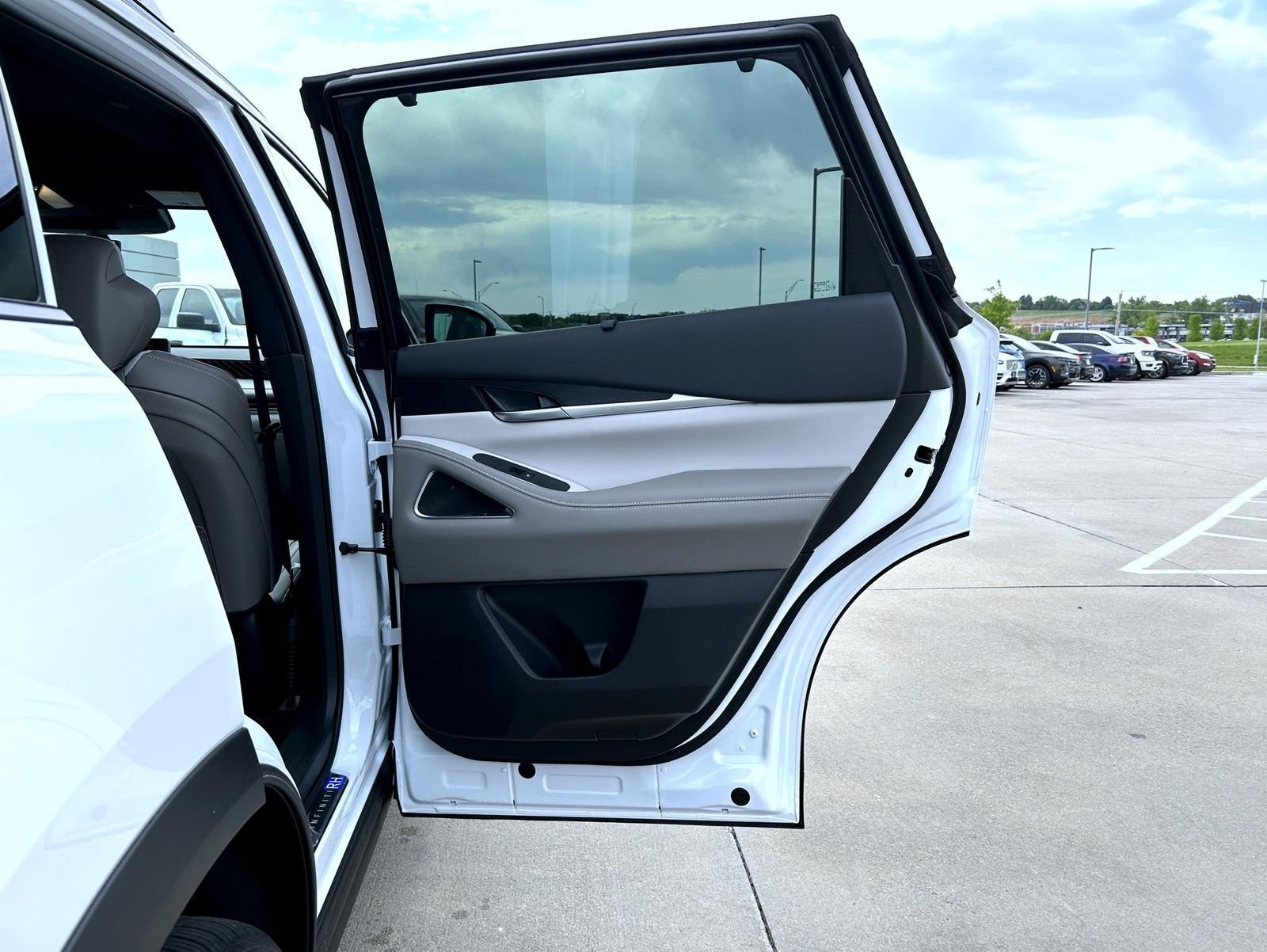 New 2027 2T RAD WHT INFINITI Autograph AWD image 17