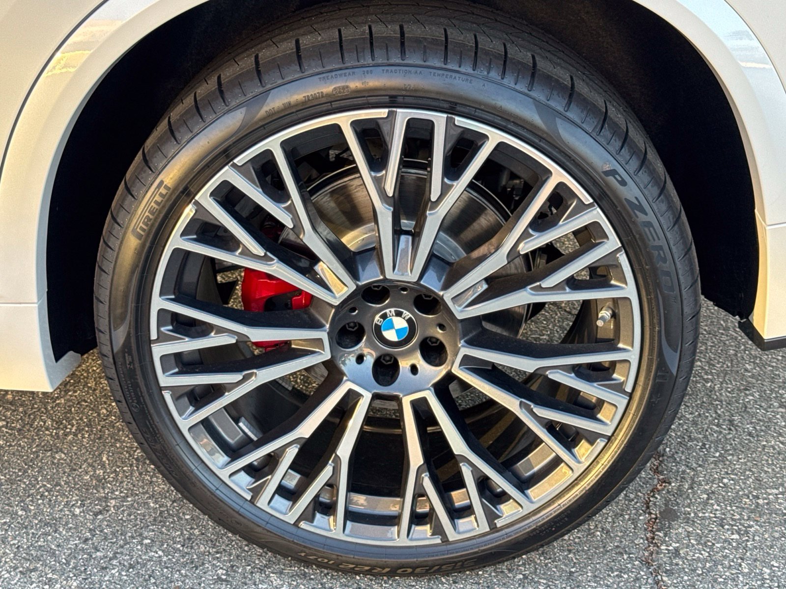 New 2026 Mineral White Metallic BMW sDrive40i image 15