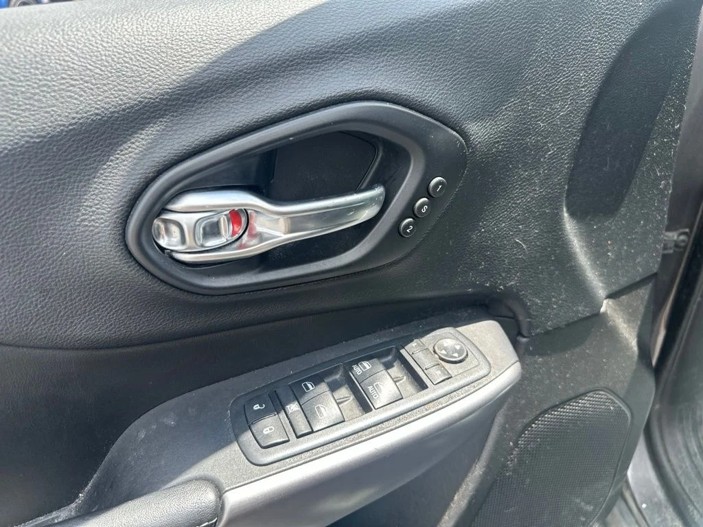 Used 2019 Crystal Metallic Jeep Limited image 17