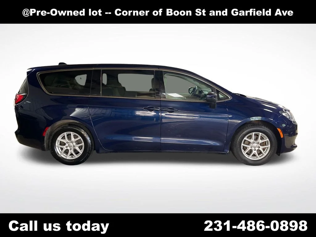 Used 2017 Blue Chrysler LX image 6