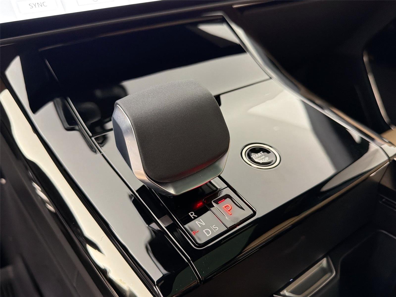 New 2026 Santorini Black LAND ROVER Dynamic SE image 16