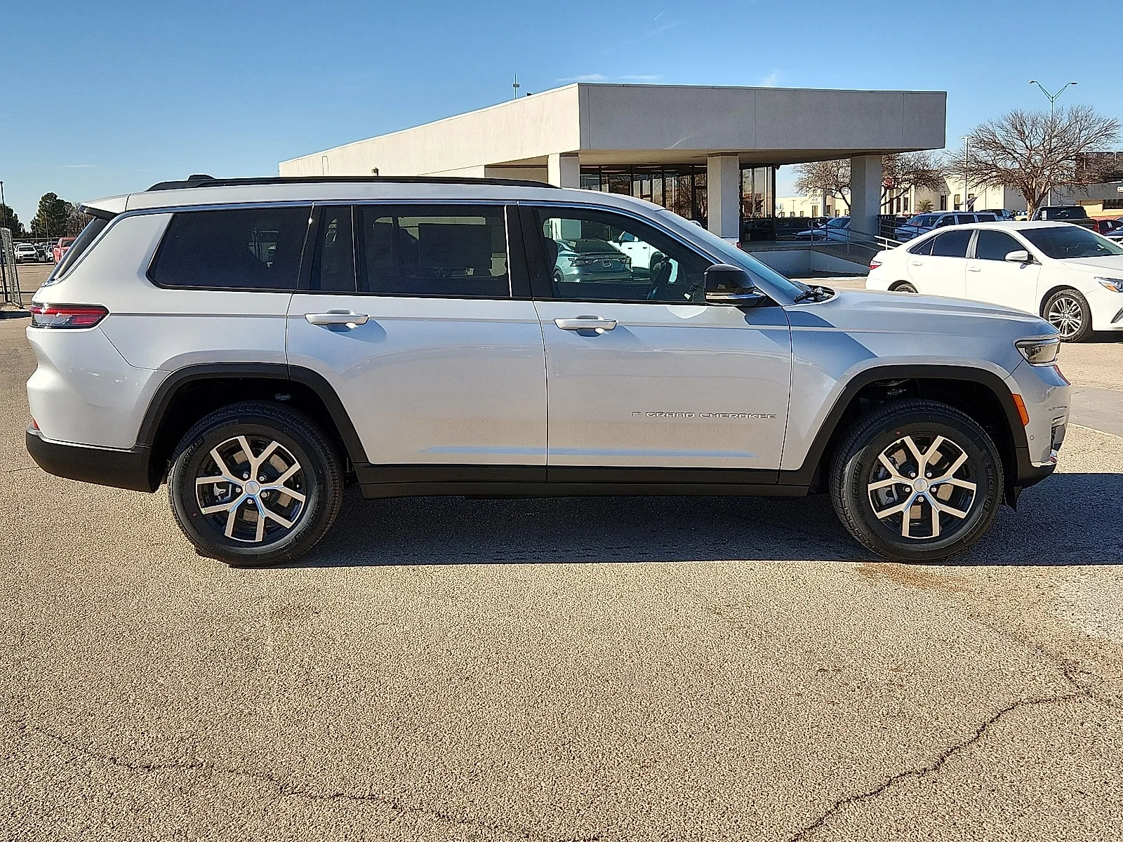 New 2025 Silver Zynith  Paint Jeep L LIMITED 4X4 image 5