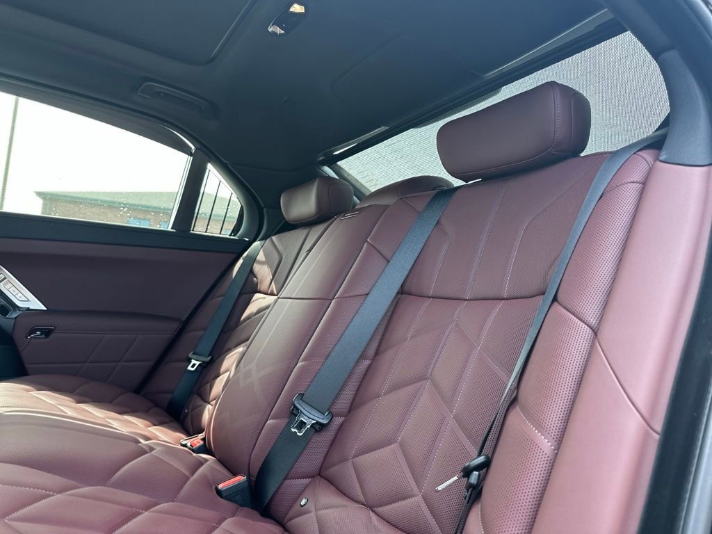 New 2026 Black Sapphire Metallic BMW 750e xDrive image 18