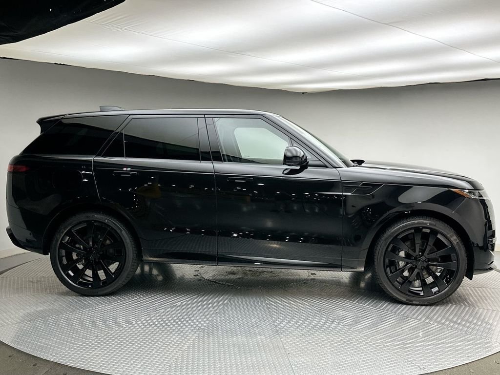 New 2027 Santorini Black Land Rover Dynamic SE image 4