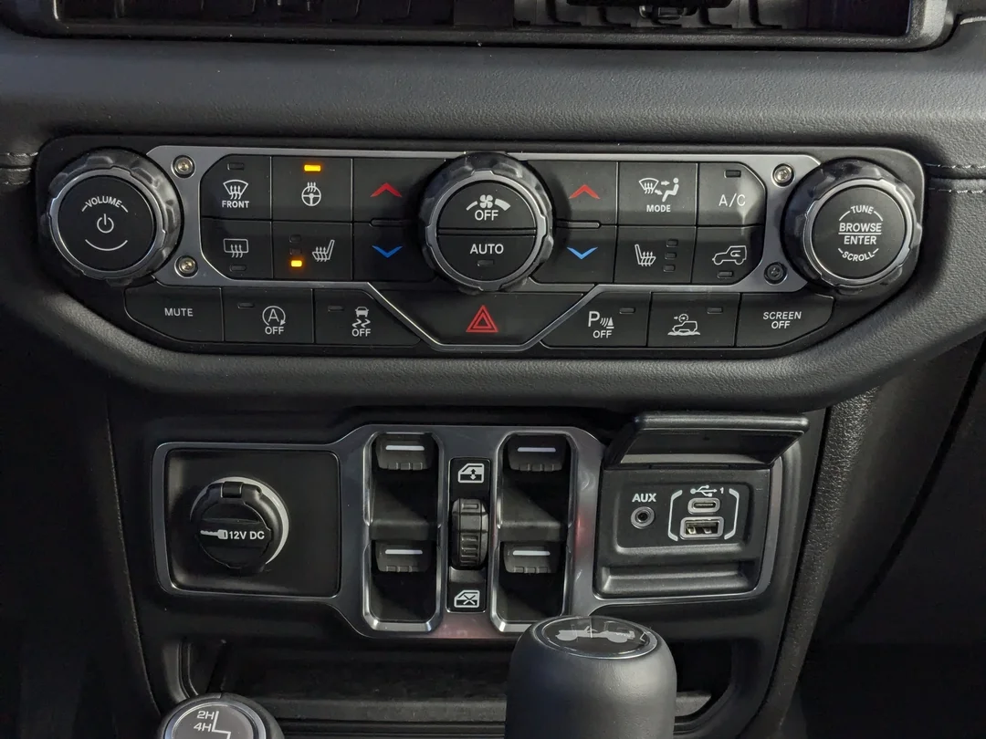 New 2026 Grey Jeep Sahara - - 4x4 - McKinley Leather - Body-Color Top - Alpine Audio - Remote Start & More! image 21