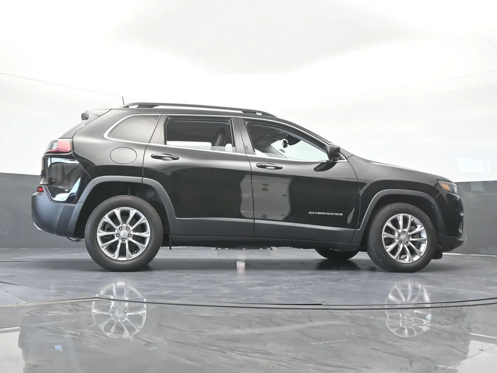 Used 2022 Diamond Black Crystal Pearlcoat Jeep Latitude Lux image 57
