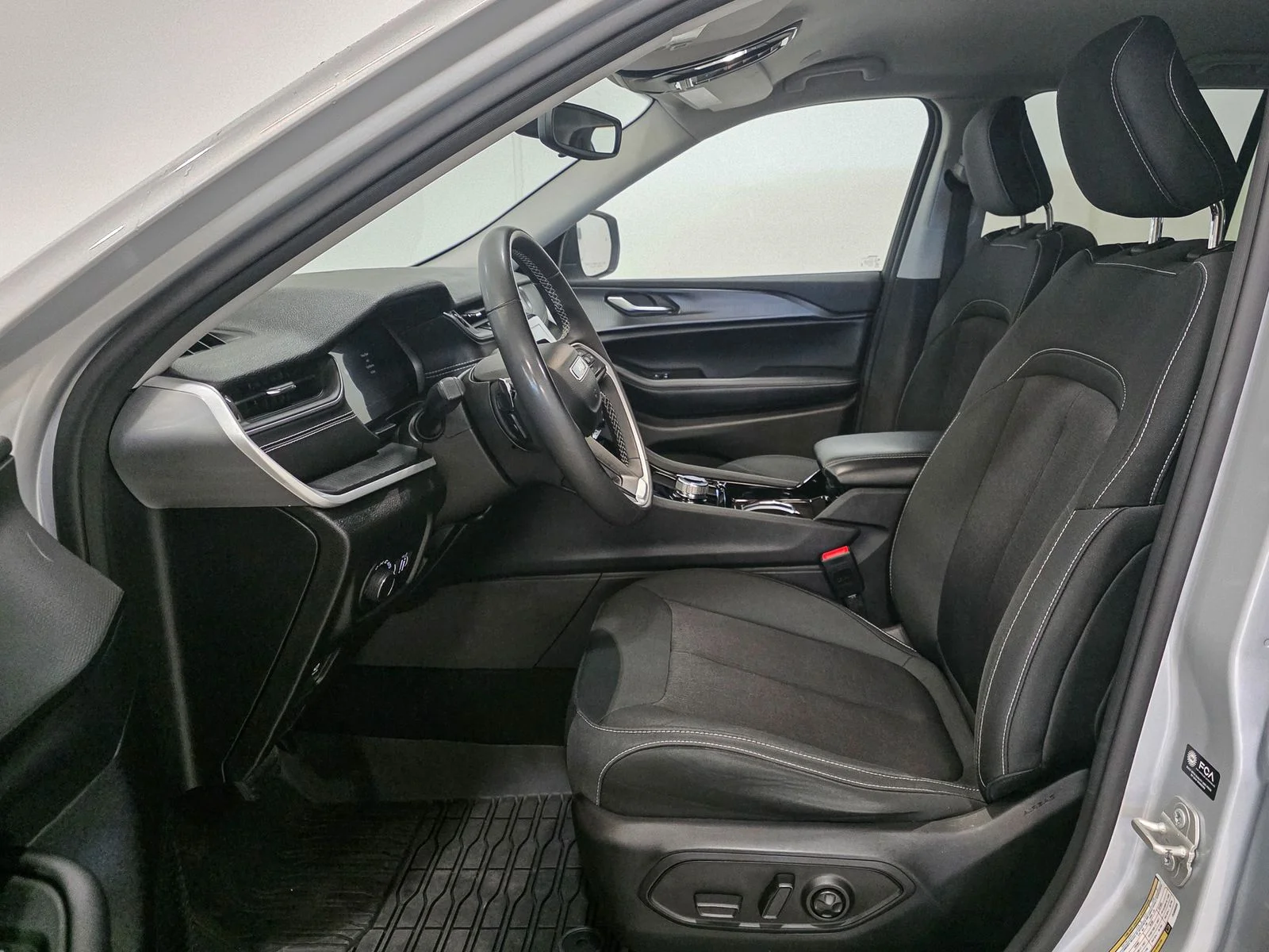 Used 2023 Silver Jeep Laredo image 20