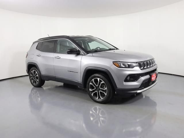 Used 2024  Jeep Limited image 12