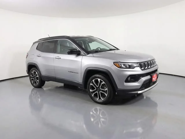 Used 2024  Jeep Limited image 12