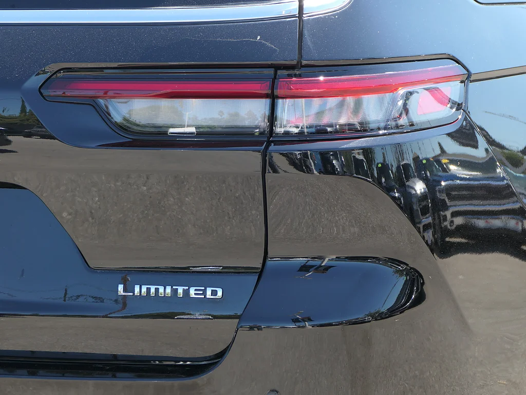 Used 2023 Diamond Black Crystal Pearl Coat Jeep Limited image 5