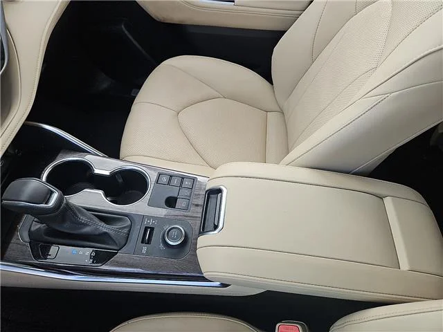 Used 2025 Wind Chill Pearl Toyota Limited All-Wheel Drive image 19