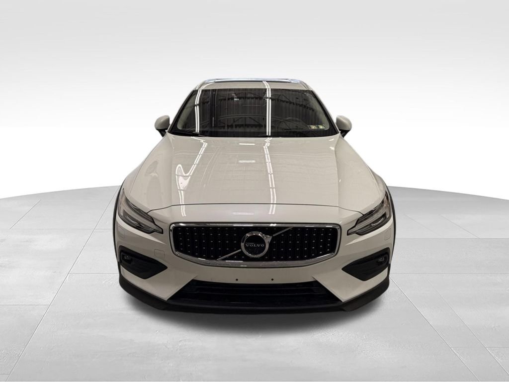 Used 2022 White Volvo  image 8