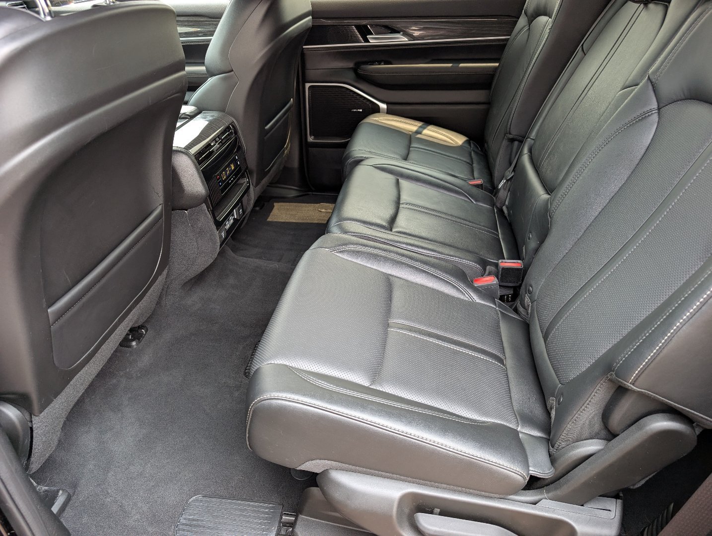 Used 2022 Diamond Black Crystal Pearlcoat Jeep Series II image 26