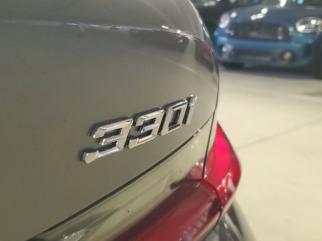 2025 BMW 3 Series 330i - Photo 6