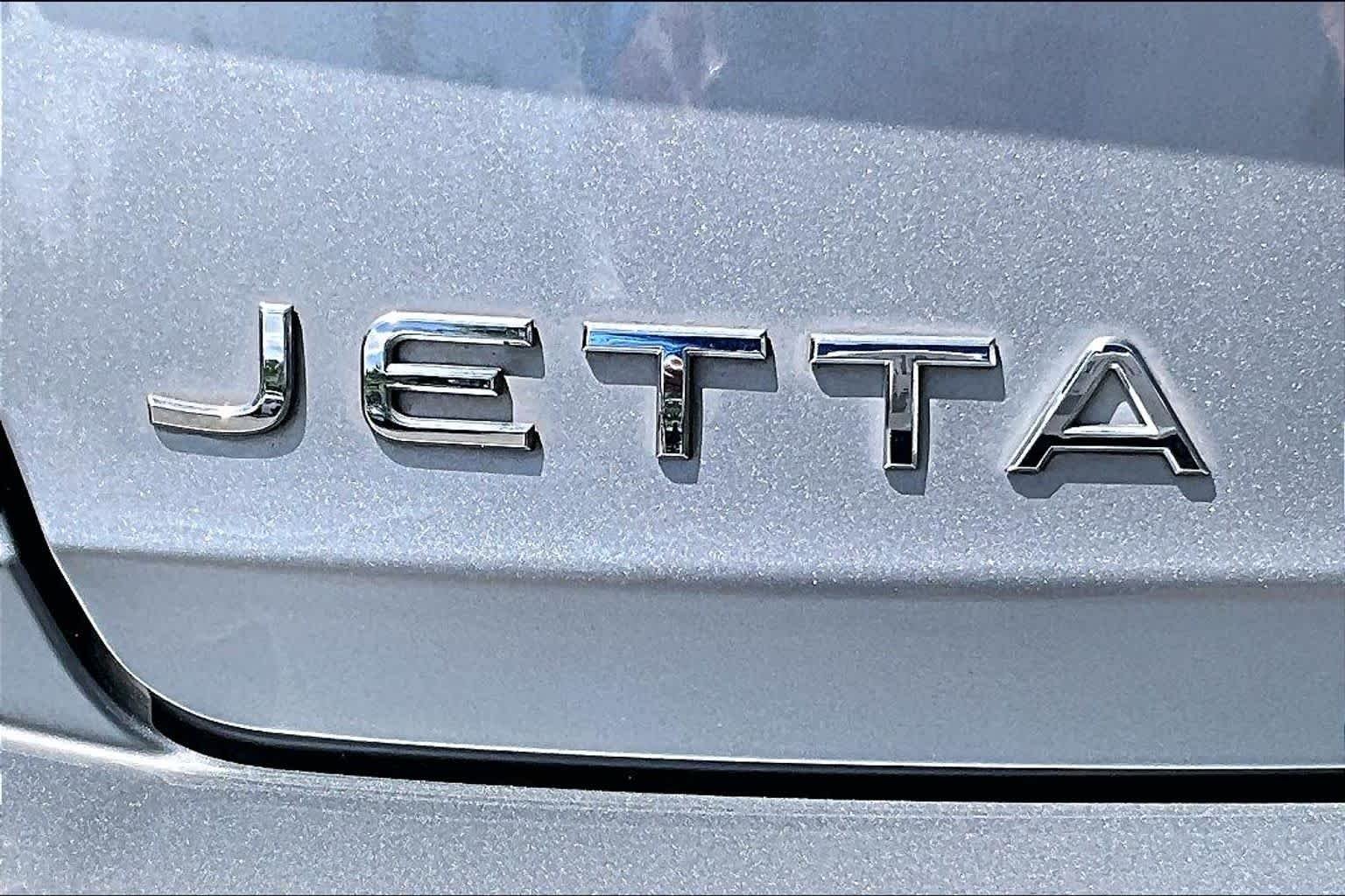 Certified Used 2023 Pyrite Silver Metallic Volkswagen SE image 10