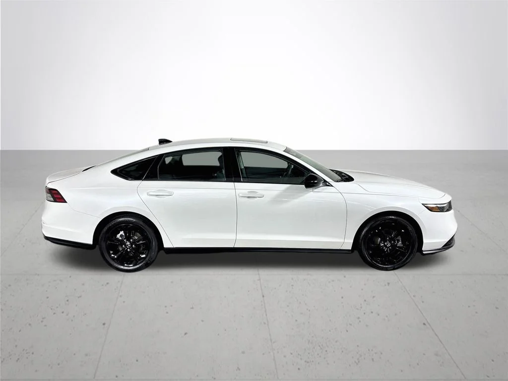 Used 2025 Platinum White Pearl Honda SE image 5