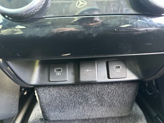 Used 2024 White Land Rover SE image 26