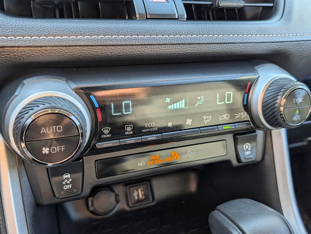 2024 Toyota RAV4 XLE - Photo 24