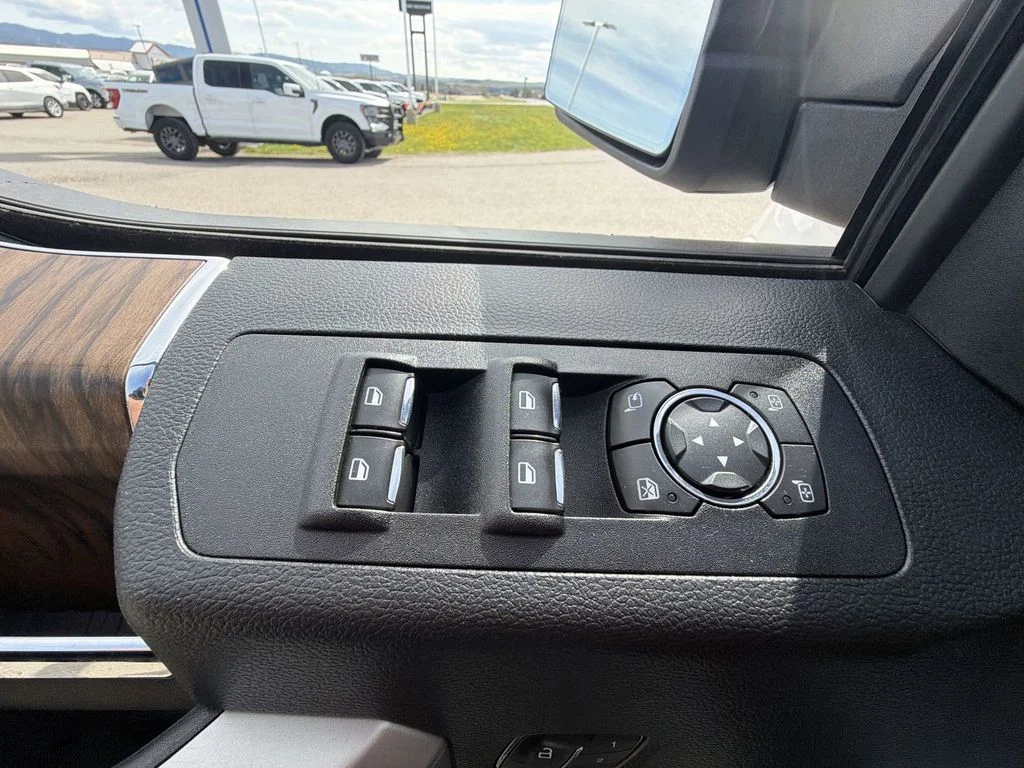 Used 2019 White Platinum Clearcoat Metallic Ford Lariat image 27