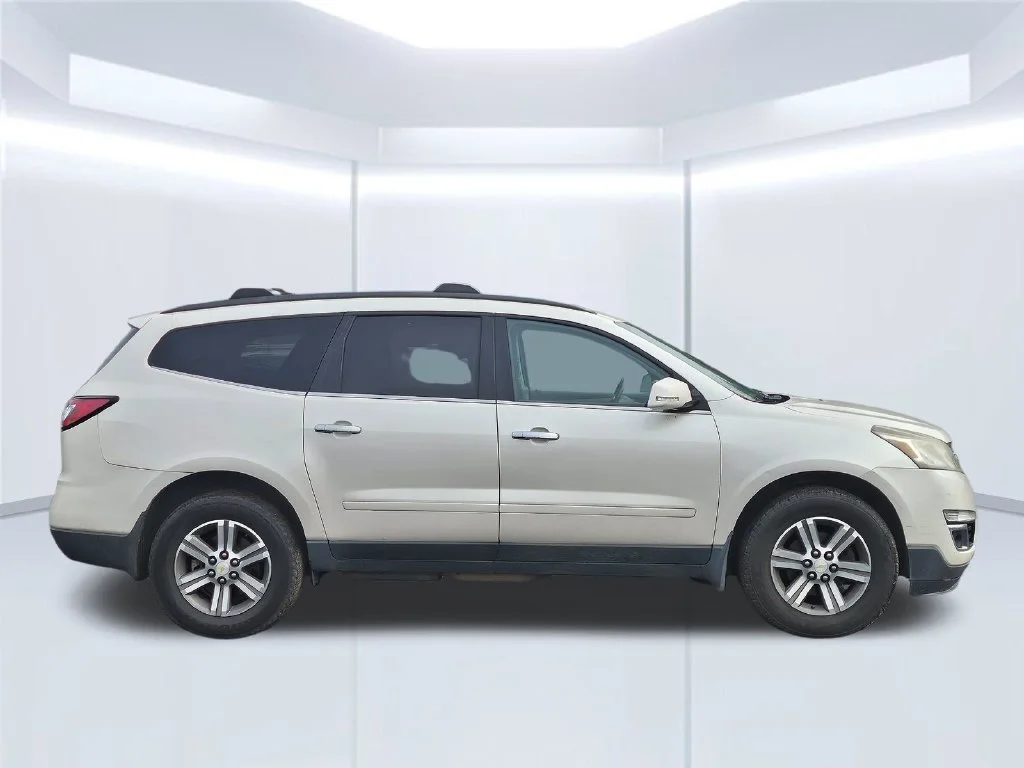 Used 2015 White Diamond Clearcoat Chevrolet 2LT image 9