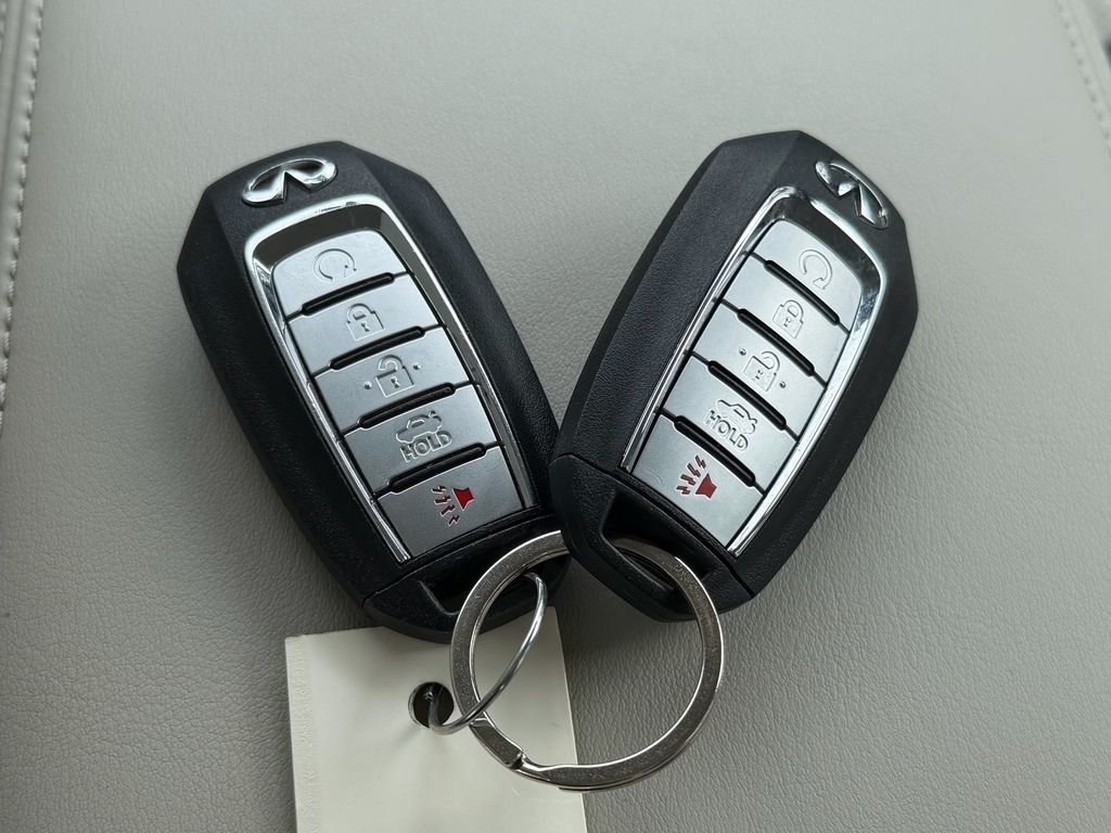 Used 2023 Red INFINITI LUXE image 21