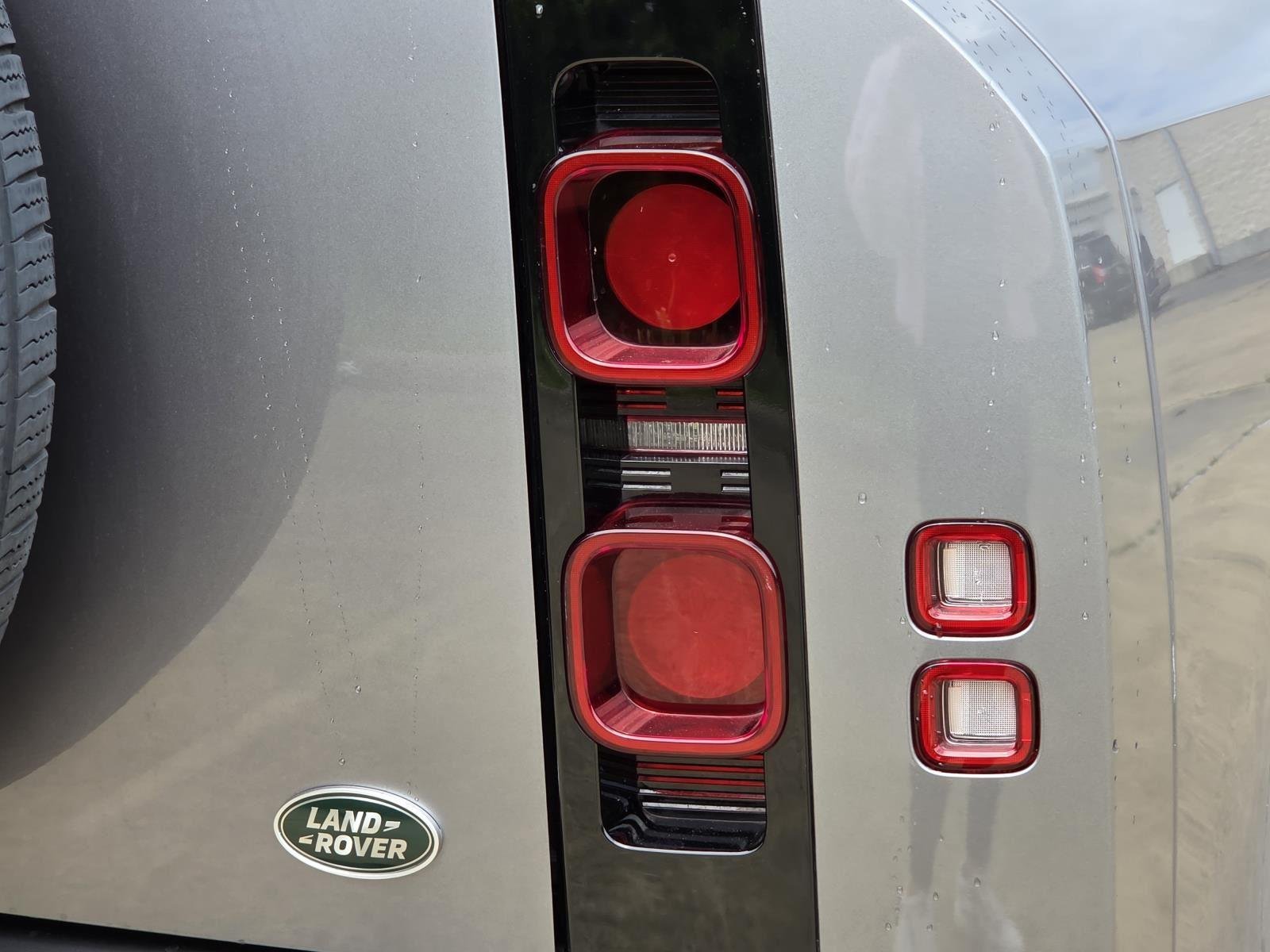 Used 2022 Eiger Grey Metallic Land Rover X-Dynamic SE image 10