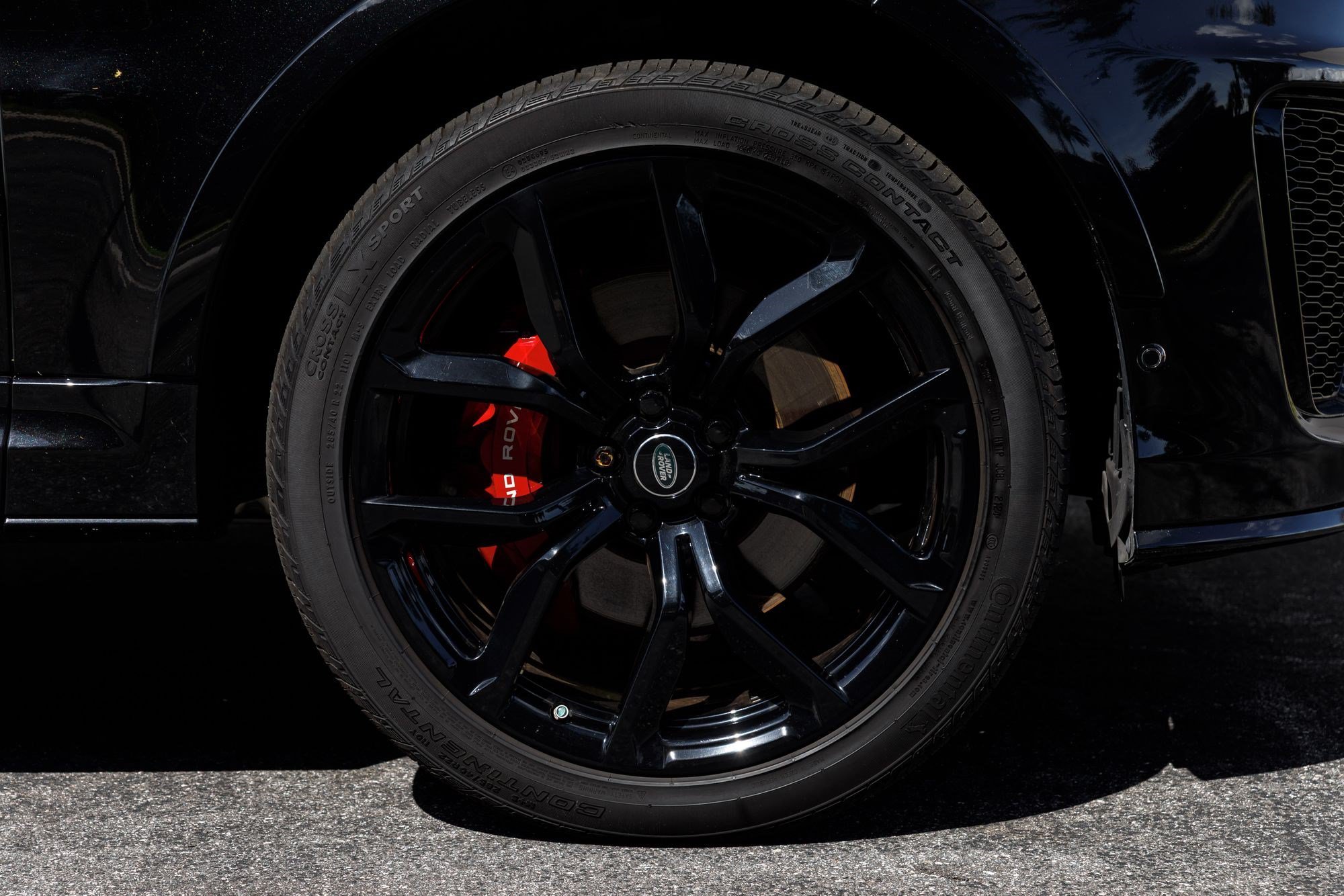 Used 2022 Black Land Rover SVR image 56
