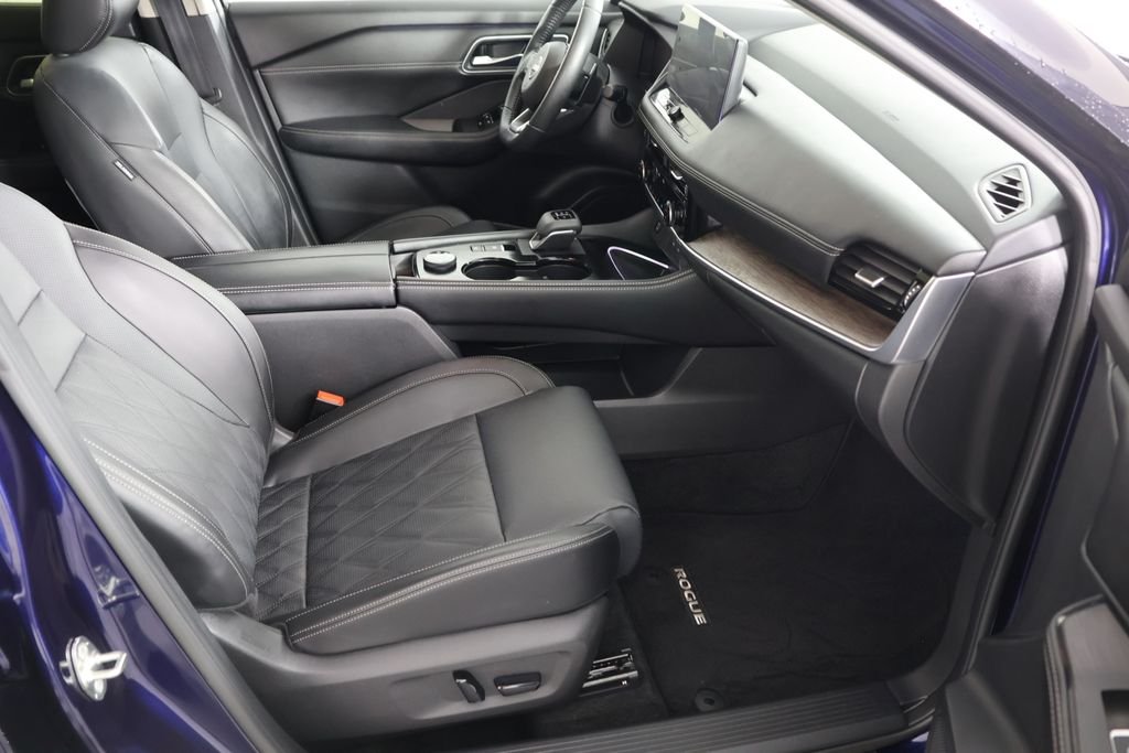 Used 2024 Deep Ocean Blue Nissan Platinum image 23