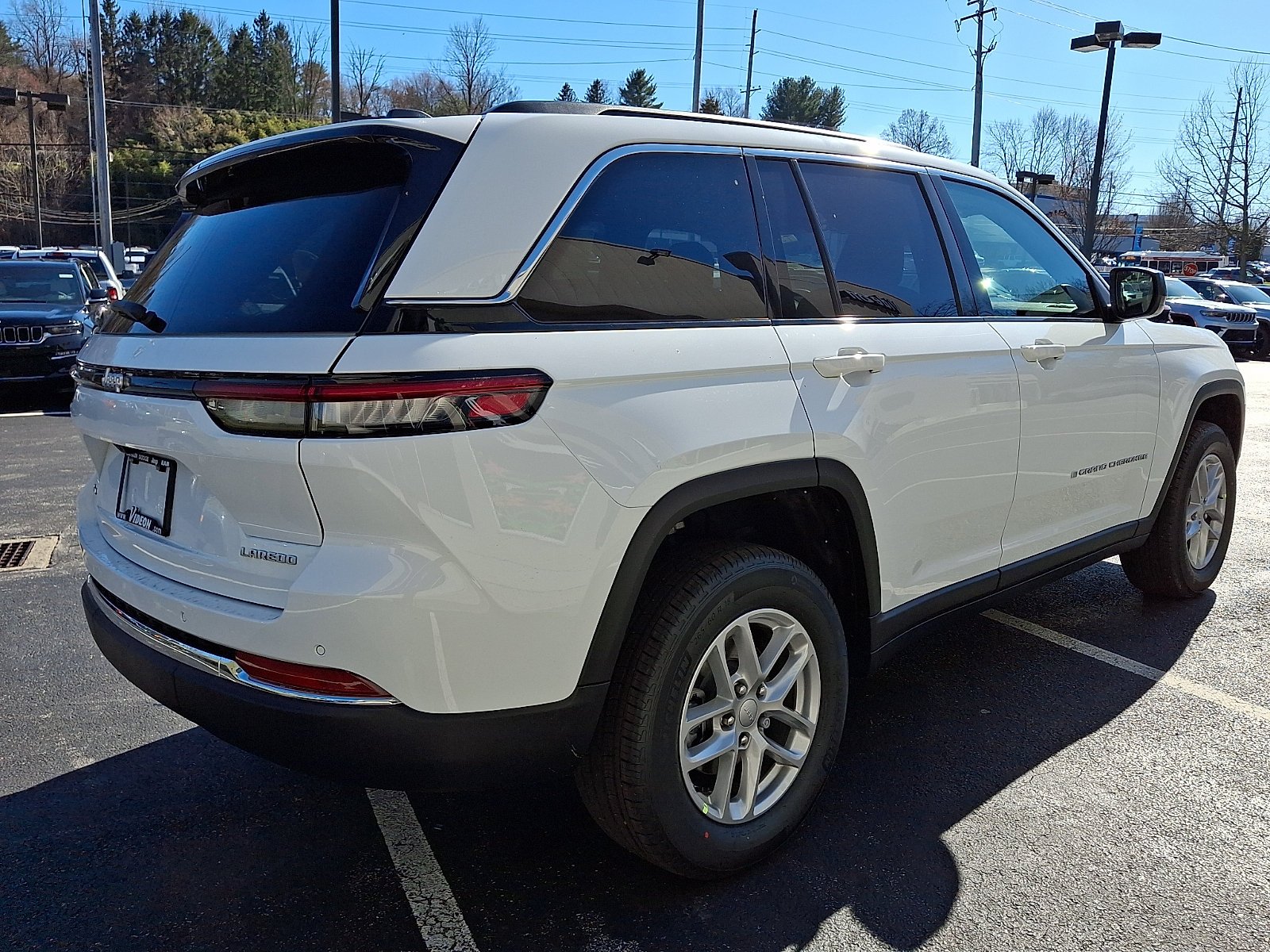 New 2026 Bright White Clear-Coat Exterior Paint Jeep Laredo X image 3