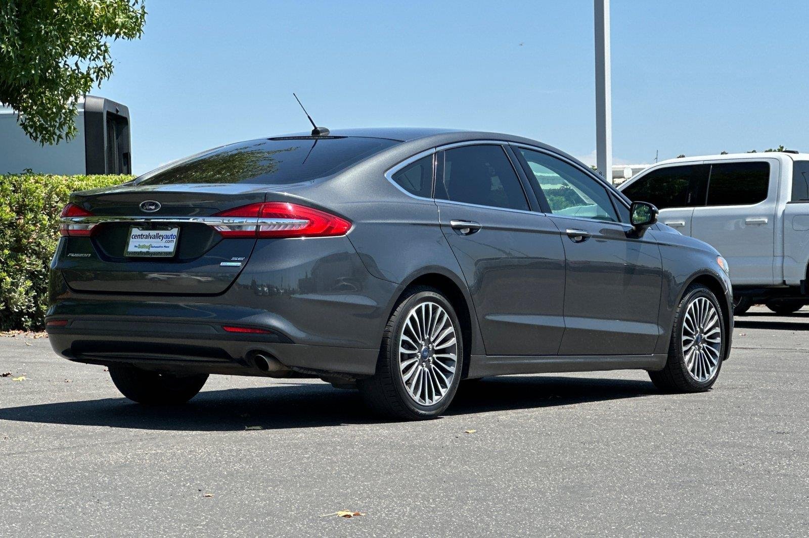 Used 2017 Magnetic Ford SE image 4
