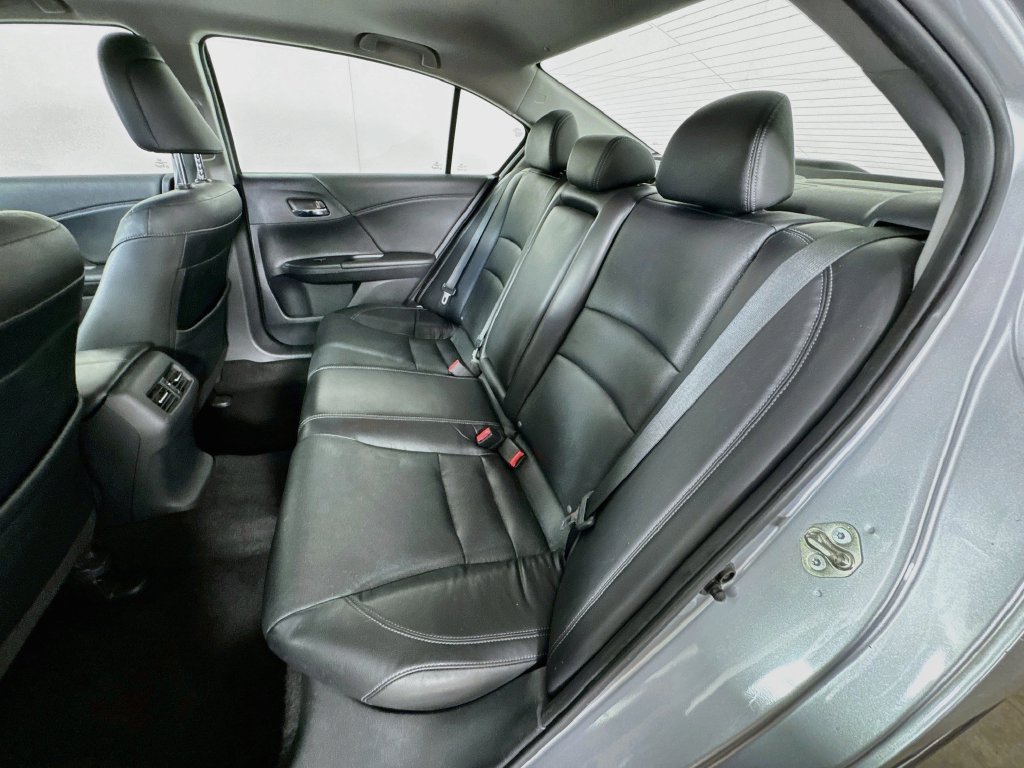Used 2016 Silver Honda EX-L image 31