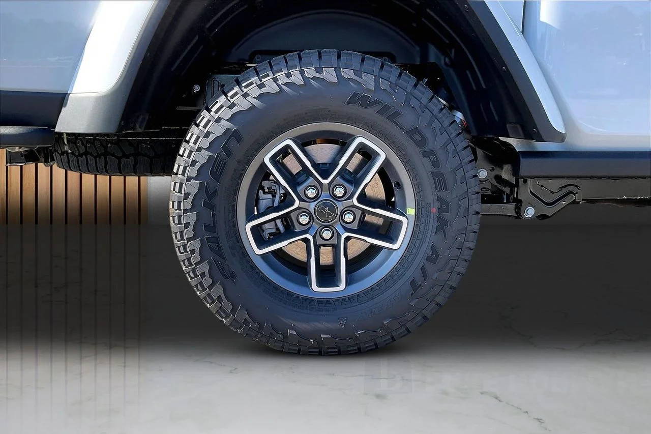 New 2026 Bright White Clear-Coat Exterior Paint Jeep Mojave X image 35