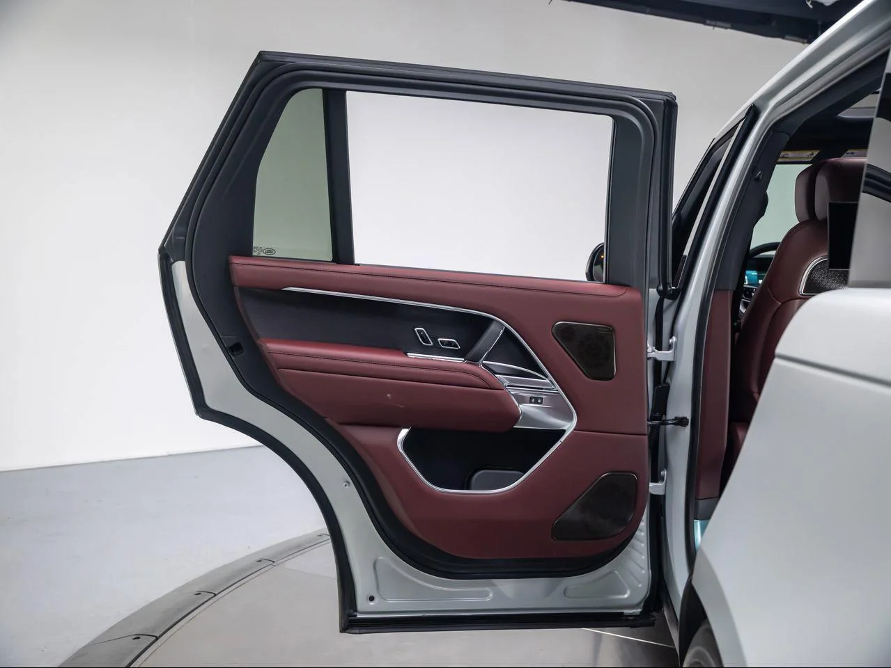 New 2026 Ethereal Frost Satin Land Rover Autobiography LWB image 25