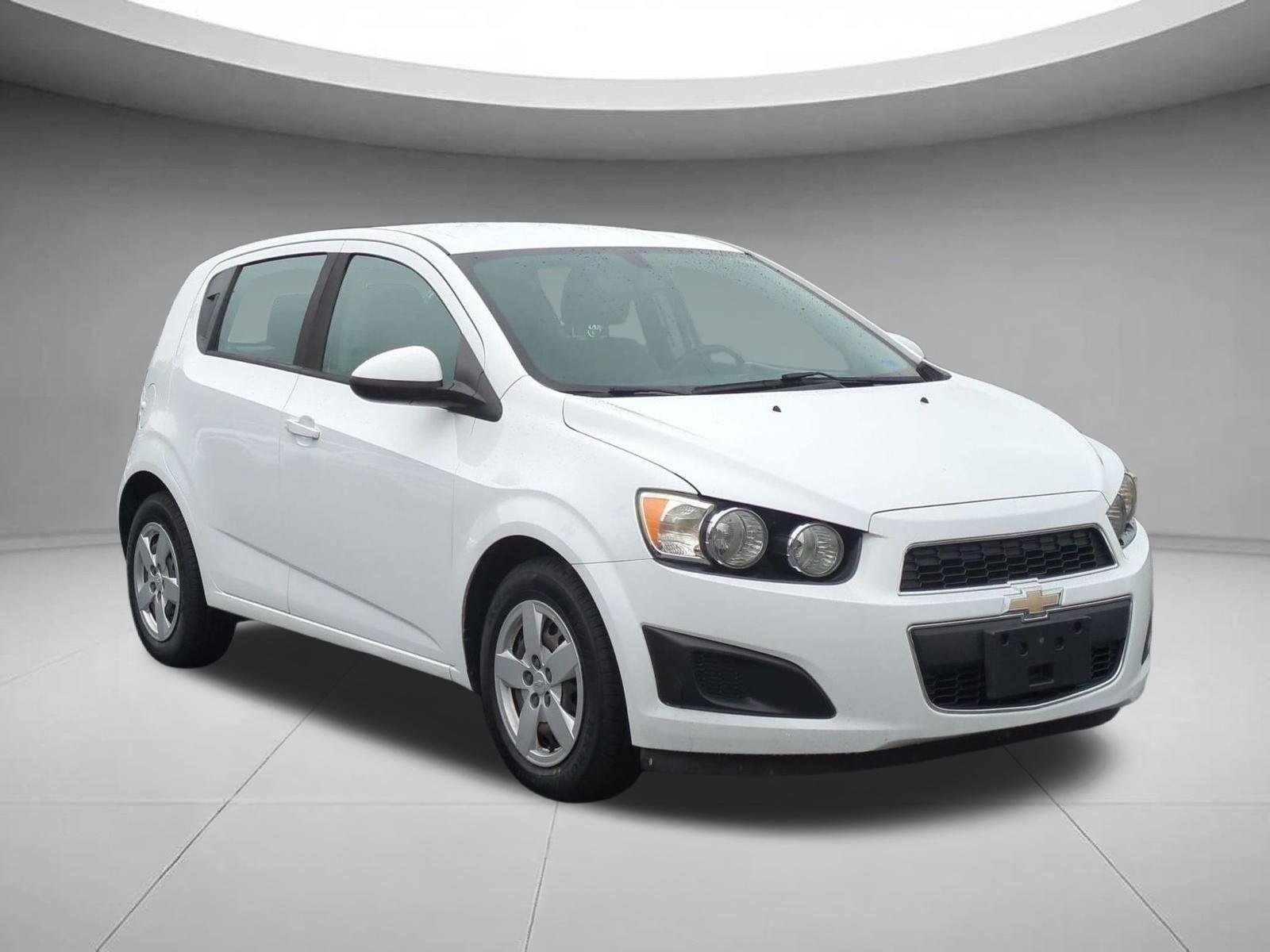 Used 2016 Summit White Chevrolet LS image 7
