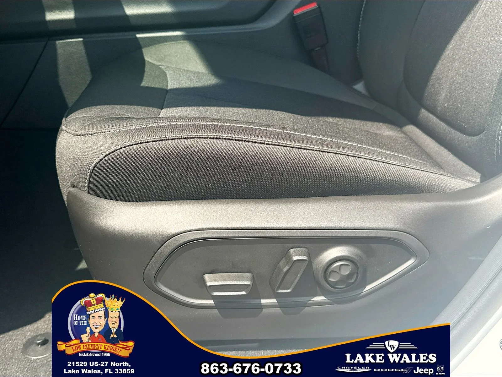 New 2026 Bright White Clear-Coat Exterior Paint Jeep Laredo X image 18