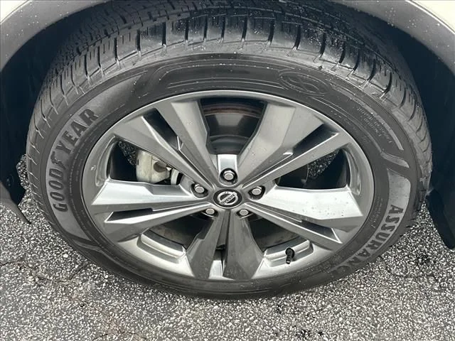 Used 2020 White Nissan Platinum image 37