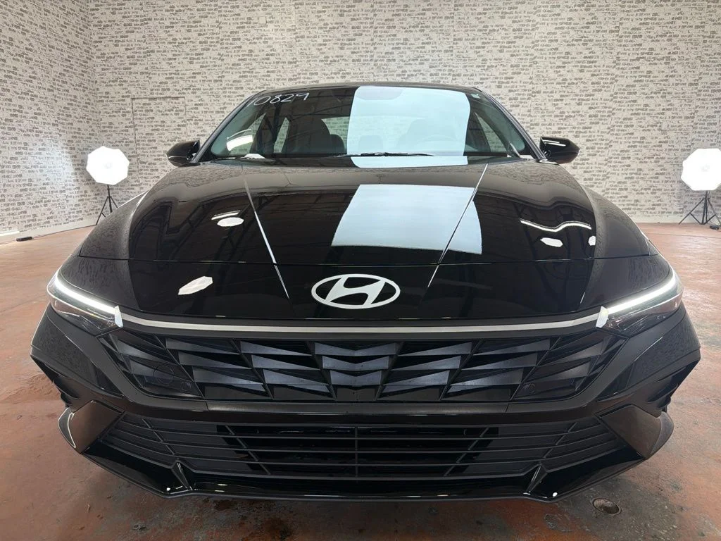New 2026 Abyss Black Hyundai SE image 2