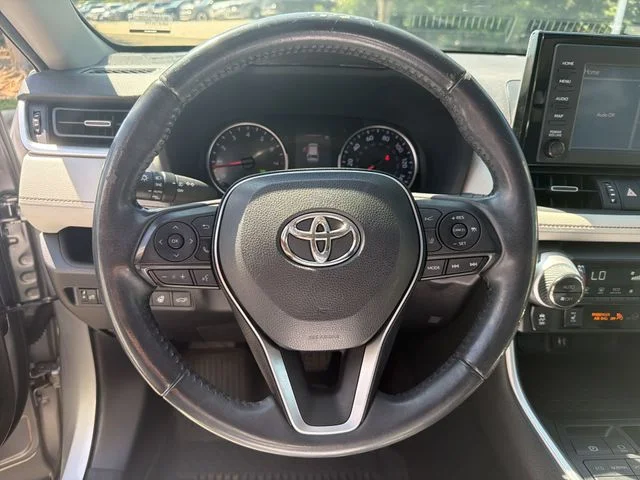 Used 2019 Silver Toyota XLE Premium image 14
