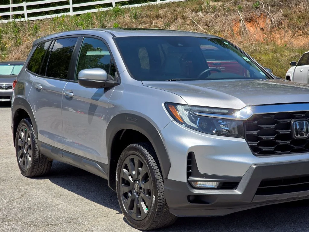 Used 2023 Silver Honda EX-L image 49