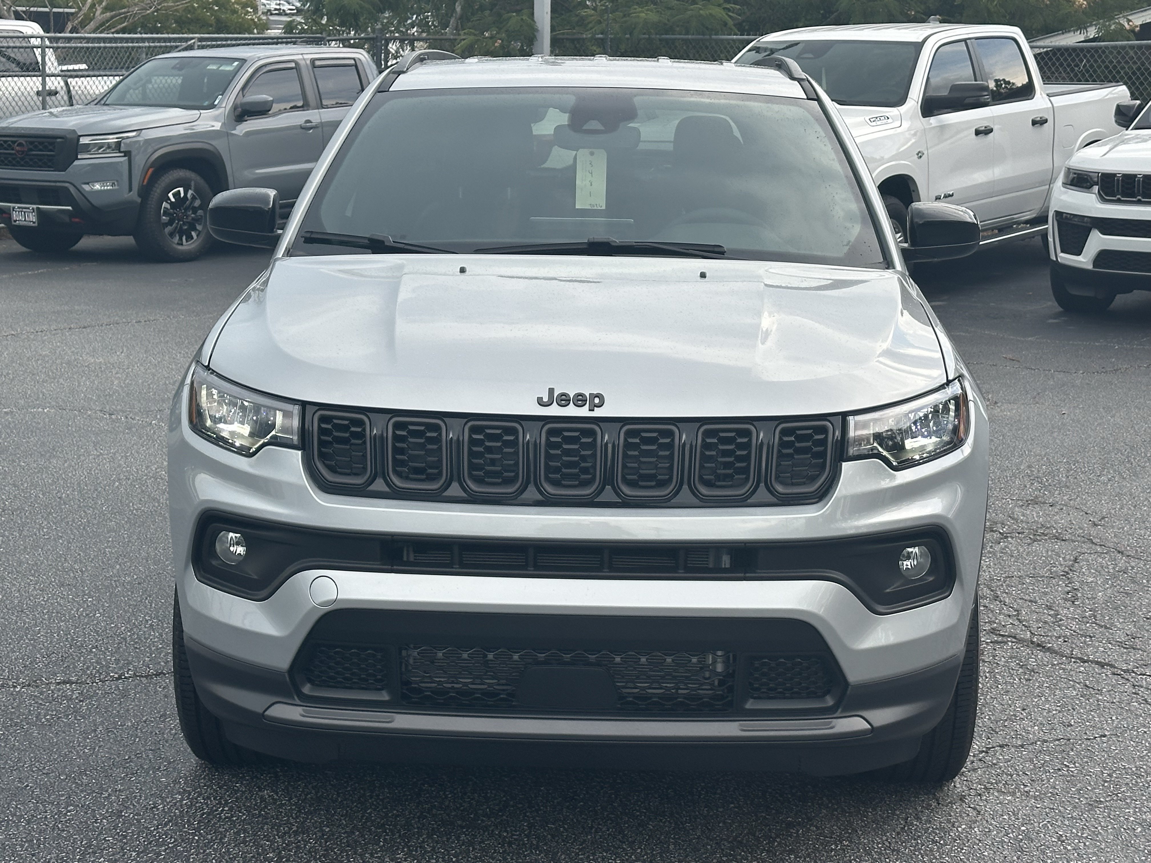 New 2026 Silver Zynith Metallic Clearcoat Jeep Latitude Altitude image 3