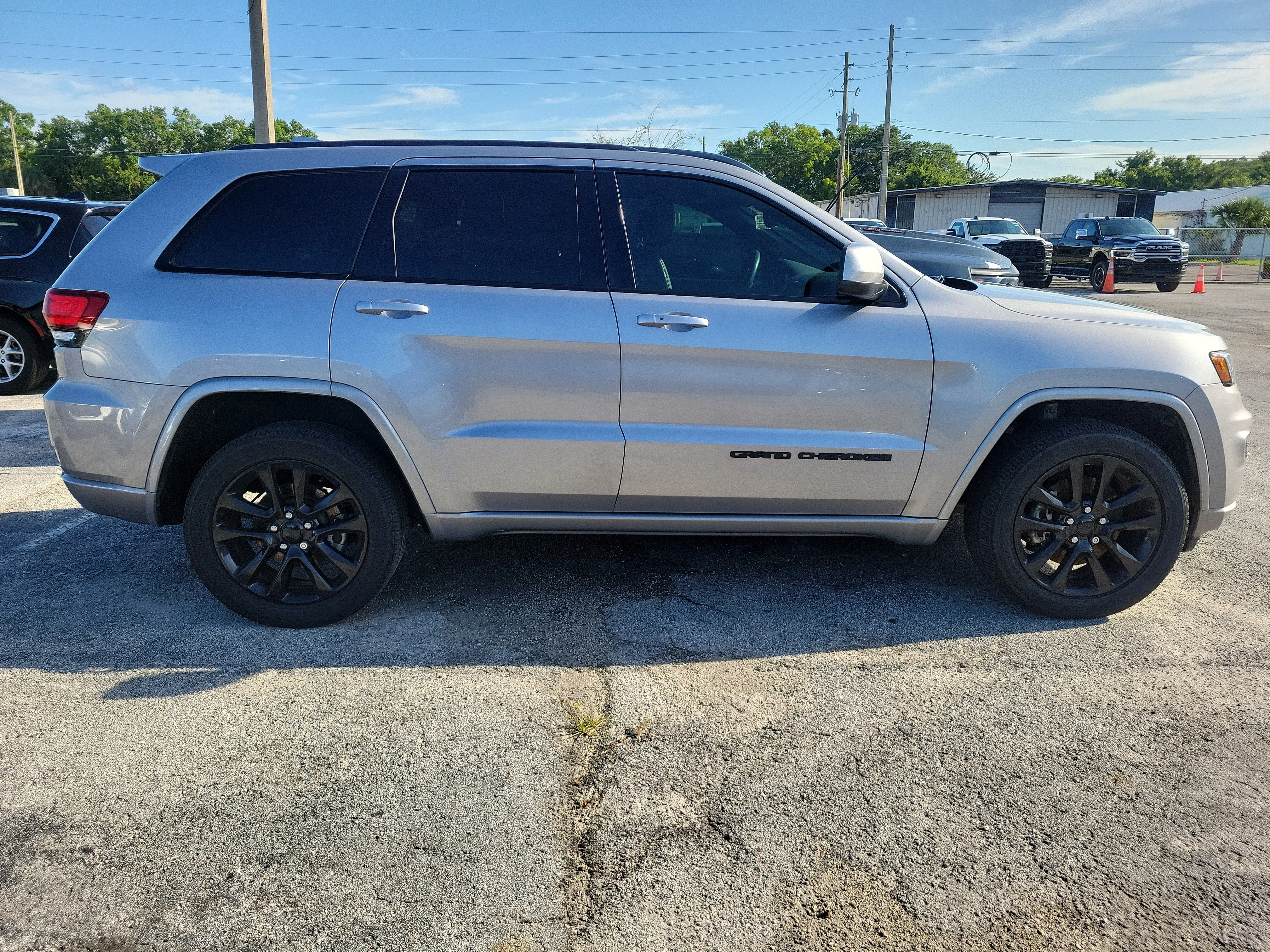 Used 2021 Billet Silver Metallic Clearcoat Jeep Laredo X image 7