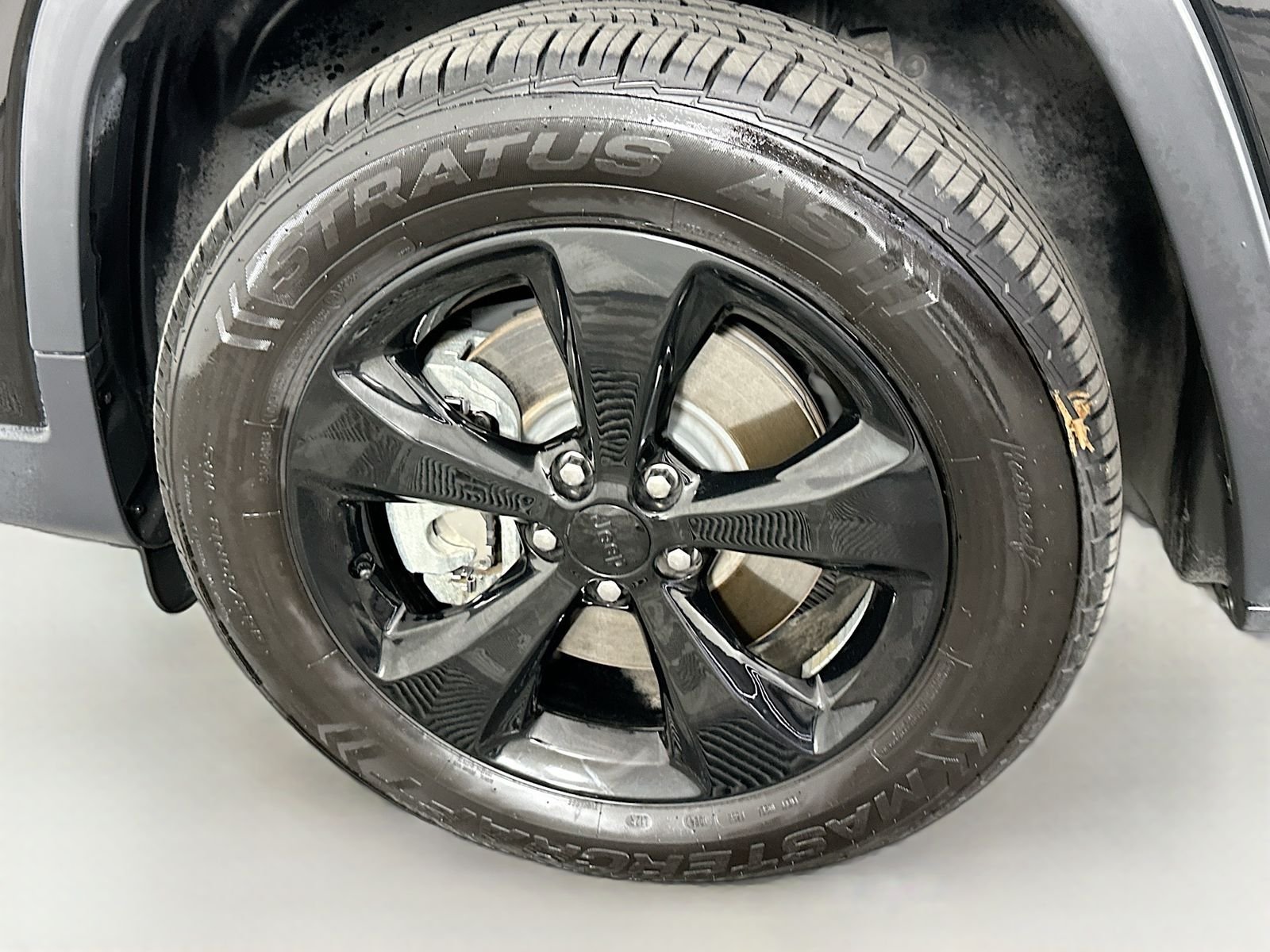 Used 2020 Diamond Black Crystal Pearlcoat Jeep Latitude Plus image 30