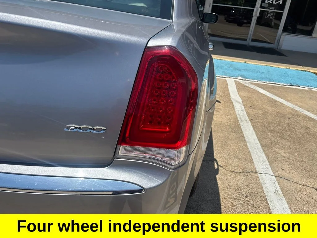 Used 2018 Silver Chrysler Limited image 25