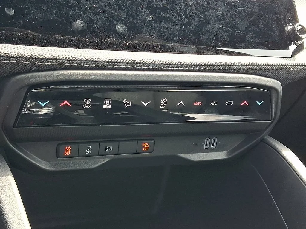 New 2026 Diamond Black Crystal Pearlcoat Jeep Laredo image 17